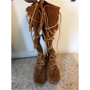 Lace up Minnetonka boots size 5